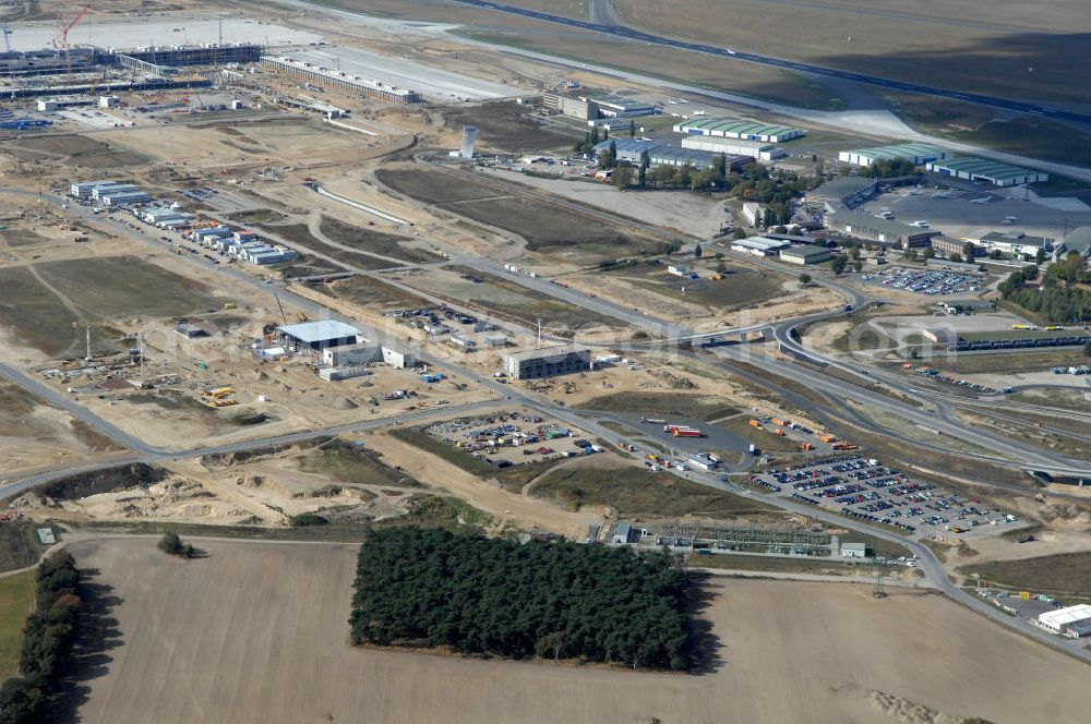 Schönefeld from above - Blick auf die Baustelle der neuen Straßenführung / Anbindung zum Flughafen Berlin-Schönefeld BBI (SXF) im Nordosten des Flughafengelände, bei Kienberg. Ausführende Firmen: Hochtief AG; EUROVIA Beton; PORR; BERGER Bau; Kark Weiss; Matthai; Schäler Bau Berlin GmbH; STRABAG; MAX BÖGL