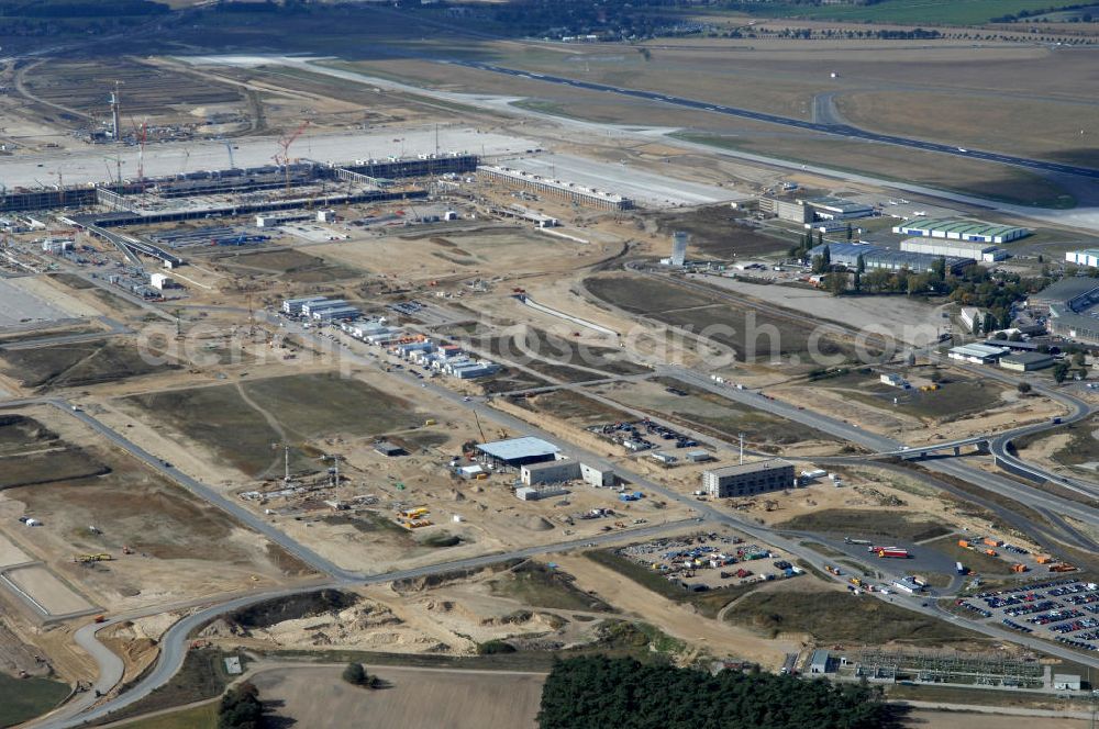 Schönefeld from the bird's eye view: Blick auf die Baustelle der neuen Straßenführung / Anbindung zum Flughafen Berlin-Schönefeld BBI (SXF) im Nordosten des Flughafengelände, bei Kienberg. Ausführende Firmen: Hochtief AG; EUROVIA Beton; PORR; BERGER Bau; Kark Weiss; Matthai; Schäler Bau Berlin GmbH; STRABAG; MAX BÖGL