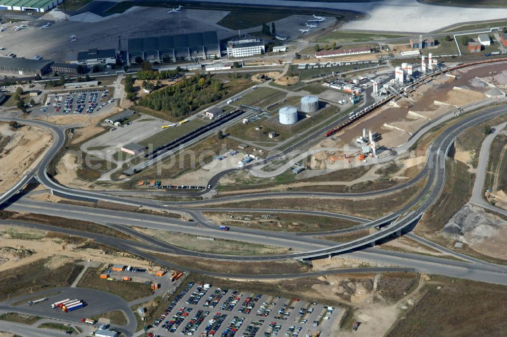 Aerial image Schönefeld - Blick auf die Baustelle der neuen Straßenführung / Anbindung zum Flughafen Berlin-Schönefeld BBI (SXF) im Nordosten des Flughafengelände, bei Kienberg. Ausführende Firmen: Hochtief AG; EUROVIA Beton; PORR; BERGER Bau; Kark Weiss; Matthai; Schäler Bau Berlin GmbH; STRABAG; MAX BÖGL