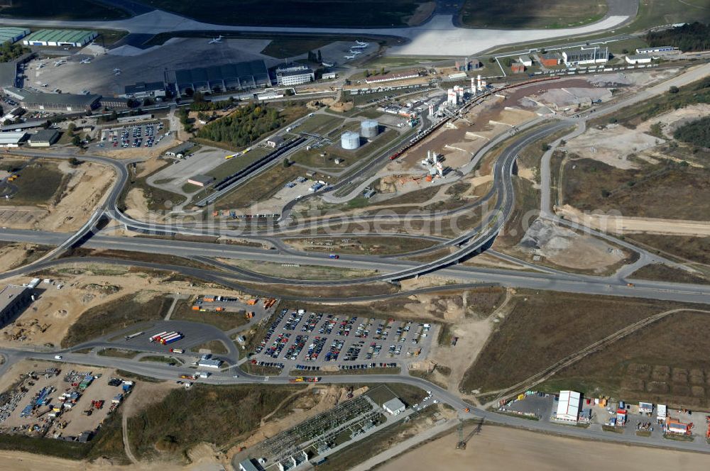 Aerial photograph Schönefeld - Blick auf die Baustelle der neuen Straßenführung / Anbindung zum Flughafen Berlin-Schönefeld BBI (SXF) im Nordosten des Flughafengelände, bei Kienberg. Ausführende Firmen: Hochtief AG; EUROVIA Beton; PORR; BERGER Bau; Kark Weiss; Matthai; Schäler Bau Berlin GmbH; STRABAG; MAX BÖGL