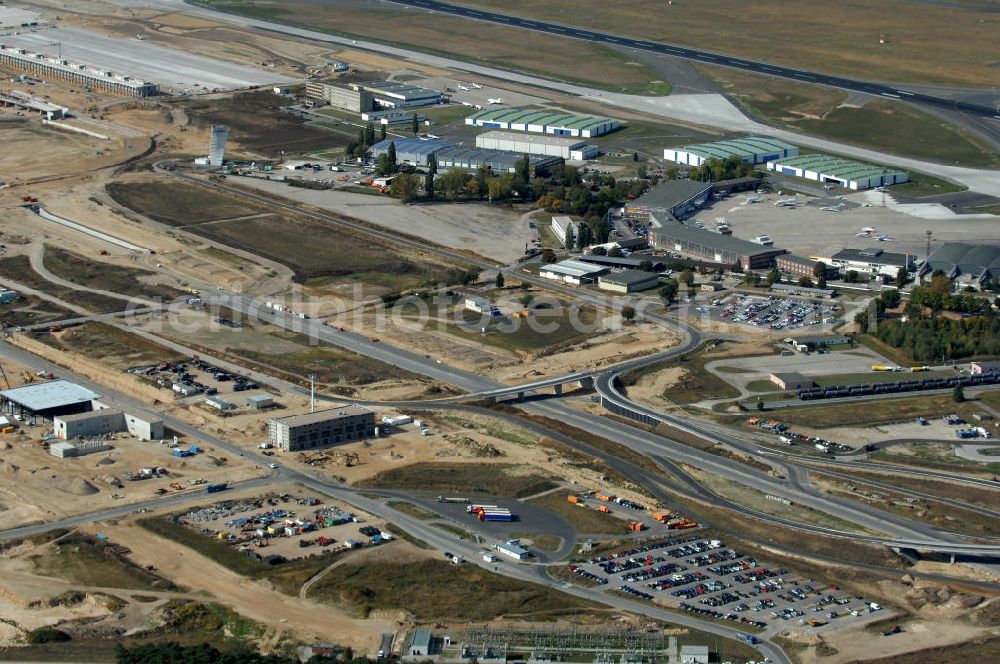 Schönefeld from above - Blick auf die Baustelle der neuen Straßenführung / Anbindung zum Flughafen Berlin-Schönefeld BBI (SXF) im Nordosten des Flughafengelände, bei Kienberg. Ausführende Firmen: Hochtief AG; EUROVIA Beton; PORR; BERGER Bau; Kark Weiss; Matthai; Schäler Bau Berlin GmbH; STRABAG; MAX BÖGL