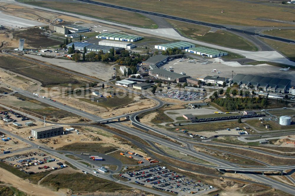 Schönefeld from the bird's eye view: Blick auf die Baustelle der neuen Straßenführung / Anbindung zum Flughafen Berlin-Schönefeld BBI (SXF) im Nordosten des Flughafengelände, bei Kienberg. Ausführende Firmen: Hochtief AG; EUROVIA Beton; PORR; BERGER Bau; Kark Weiss; Matthai; Schäler Bau Berlin GmbH; STRABAG; MAX BÖGL