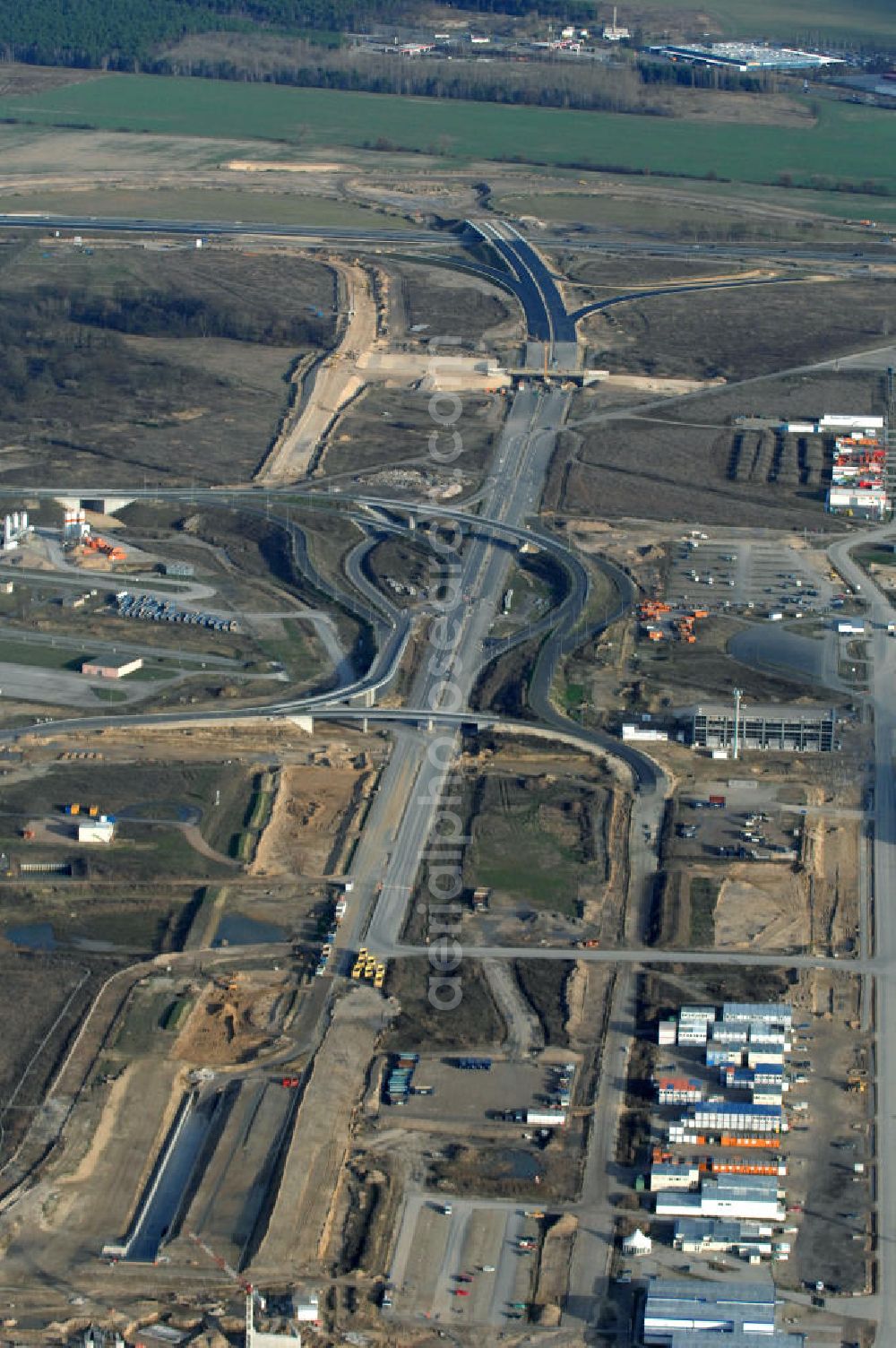 Aerial photograph Schönefeld - Blick auf die Baustelle der neuen Straßenführung / Anbindung zum Flughafen Berlin-Schönefeld BBI (SXF) im Nordosten des Flughafengelände, bei Kienberg. Ausführende Firmen: Hochtief AG; EUROVIA Beton; PORR; BERGER Bau; Kark Weiss; Matthai; Schäler Bau Berlin GmbH; STRABAG; MAX BÖGL