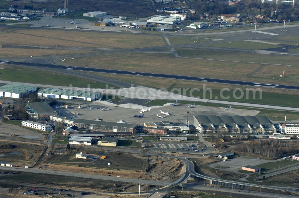 Aerial image Schönefeld - Blick auf die Baustelle der neuen Straßenführung / Anbindung zum Flughafen Berlin-Schönefeld BBI (SXF) im Nordosten des Flughafengelände, bei Kienberg. Ausführende Firmen: Hochtief AG; EUROVIA Beton; PORR; BERGER Bau; Kark Weiss; Matthai; Schäler Bau Berlin GmbH; STRABAG; MAX BÖGL