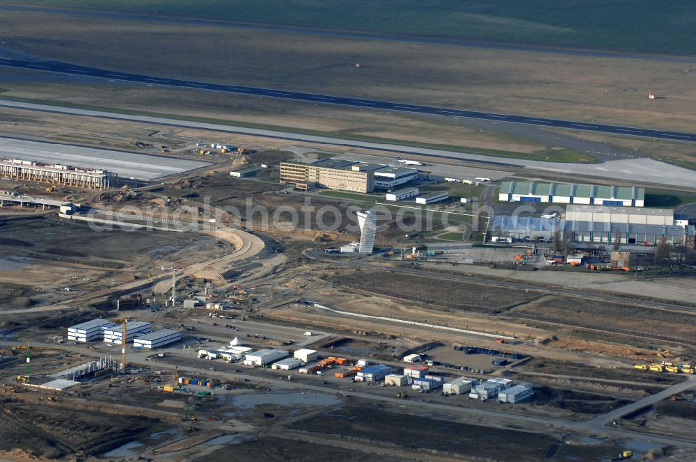 Aerial photograph Schönefeld - Blick auf die Baustelle der neuen Straßenführung / Anbindung zum Flughafen Berlin-Schönefeld BBI (SXF) im Nordosten des Flughafengelände, bei Kienberg. Ausführende Firmen: Hochtief AG; EUROVIA Beton; PORR; BERGER Bau; Kark Weiss; Matthai; Schäler Bau Berlin GmbH; STRABAG; MAX BÖGL