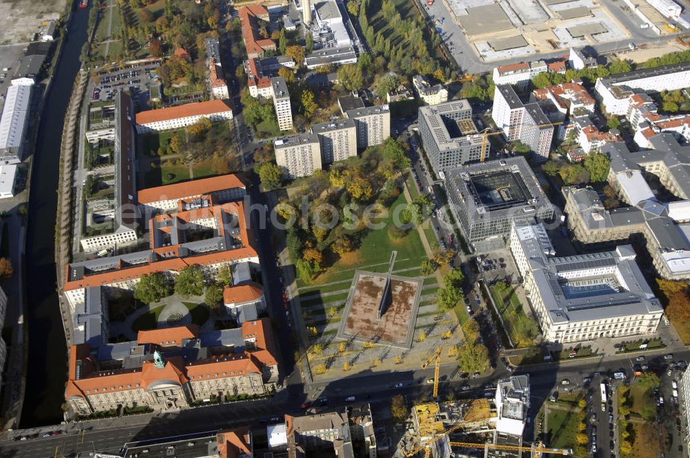 Berlin from above - Blick auf das Straßenkarree Habersaathstraße, Schwarzer Weg, Invalidenstraße und Scharnhorststraße in Berlin-Mitte. Rechts im Bild befindet sich das Invalidenhaus durch dieses Haus bekam die Invalidenstraße ihren Namen, es beherbergt heute das Bundeswirtschaftsministerium. Gleich links daneben befindet sich der Invaliden Park mit seiner Granitskulptur Spur in die Zukunft. Davon links steht das Bundesministerium für Verkehr, Bau und Stadtentwicklung. Dahinter ist das Museum für Naturkunde zu sehen.