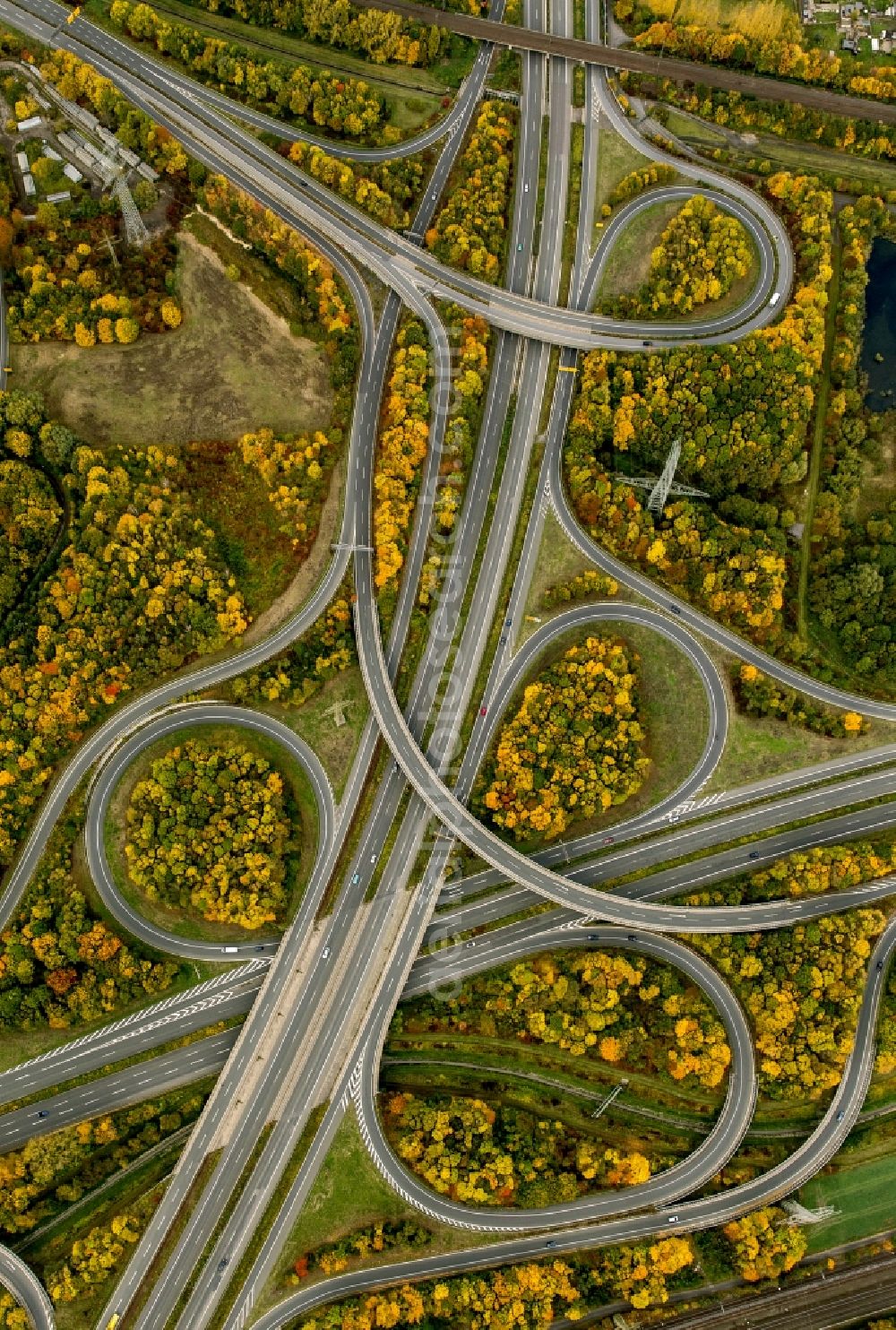 Dortmund from the bird's eye view: Autumn view at the entry and exit of the federal road B236 in the district Alt-Scharnhorst in Dortmund in the federal state North Rhine-Westphalia. Responsible is the Straßen.NRW