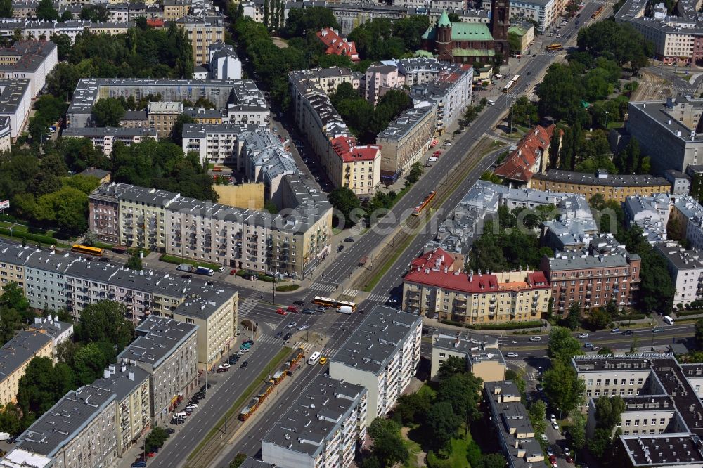 Aerial photograph Warschau - Street junction in the Ochota district in Warsaw in Poland. The junction is an important traffic interchange of public transport in the North of the district. It is here that the streets Wawelska from the East, Kopiriska from the West and the North-South running Grojecka meet. The tram runs on a separate railway with different lines