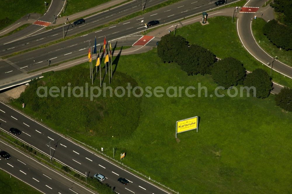 Karlsruhe from the bird's eye view: Road over the crossroads B10 mit Ettlinger Alleee in Karlsruhe in the state Baden-Wuerttemberg