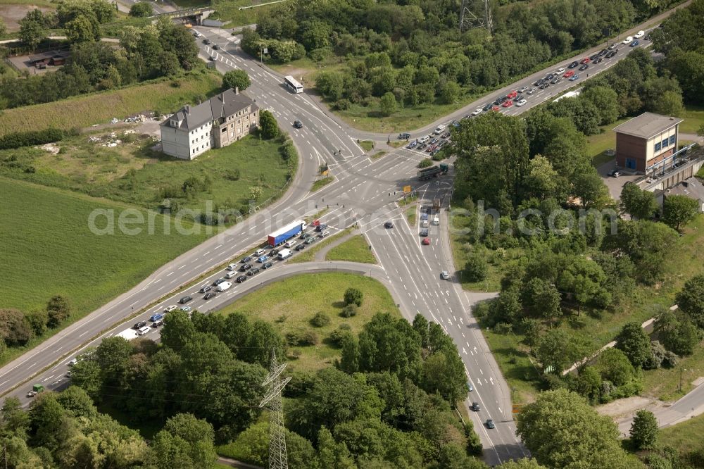 Bottrop from the bird's eye view: Intersection Prosperstrasse - Arensberg road on the highway B224 in Bottrop in North Rhine-Westphalia