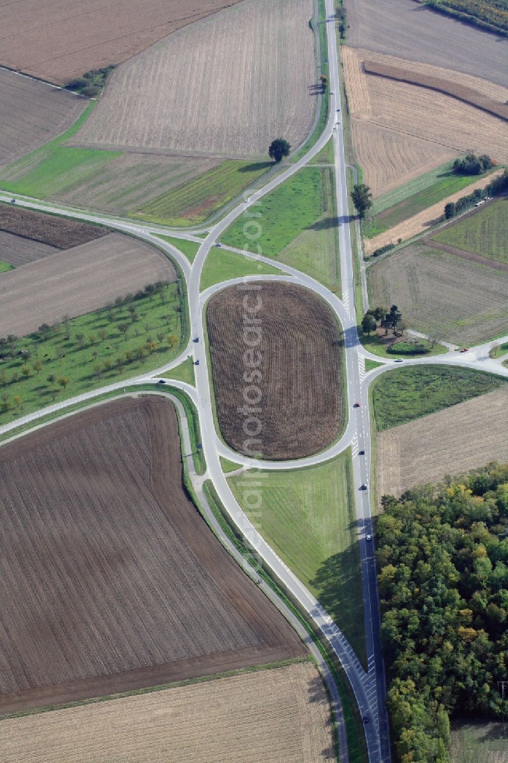 Breisach am Rhein from the bird's eye view: In the area of Rimsingen in Breisach am Rhein in the state of Baden-Wuerttemberg, the Federal Road B31, the road L134 and the county road K4999 cross at the so-called Rimsinger Ei. This street crossing with star-shaped extending roads is considered a special accident black spot