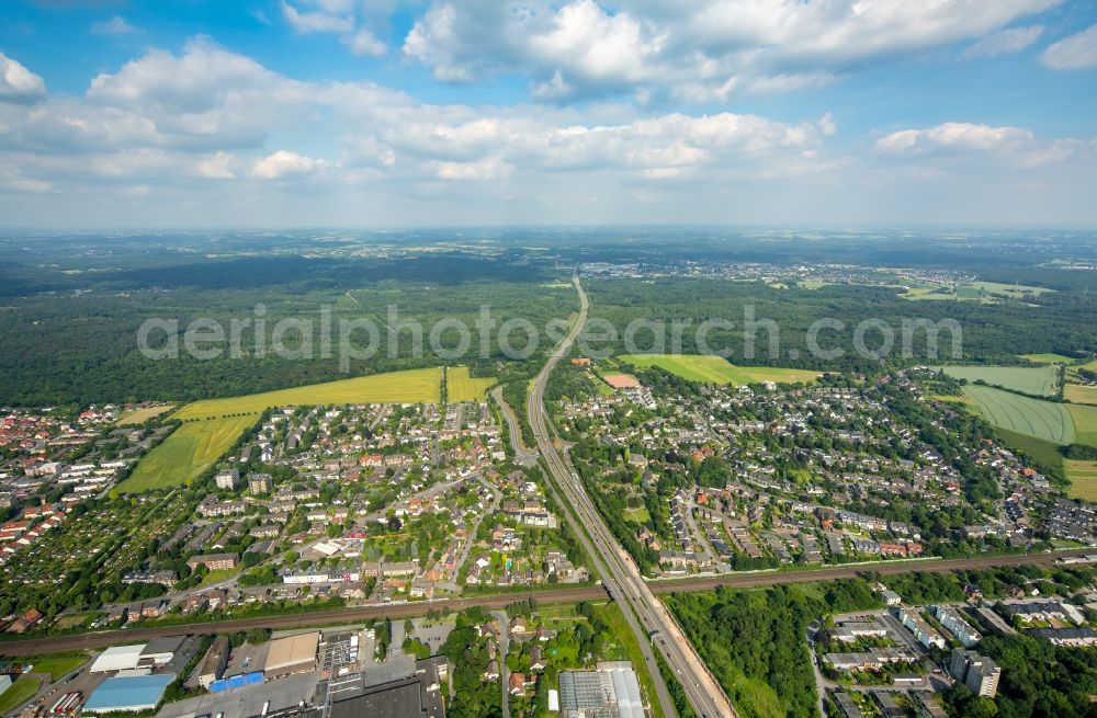 Duisburg from the bird's eye view: Road the B288 in Rahm district towards woodland Grind Mark in Duisburg in North Rhine-Westphalia