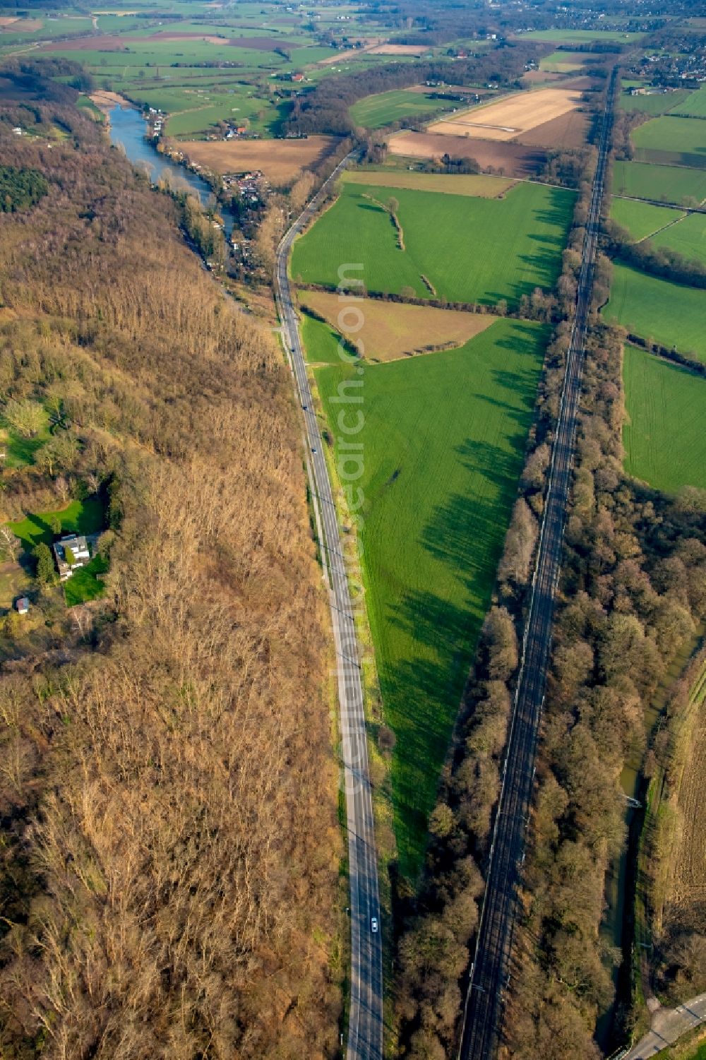 Aerial photograph Emmerich am Rhein - Road the B 8 and the railway line Betuwe Line in Elten district in Emmerich am Rhein in North Rhine-Westphalia