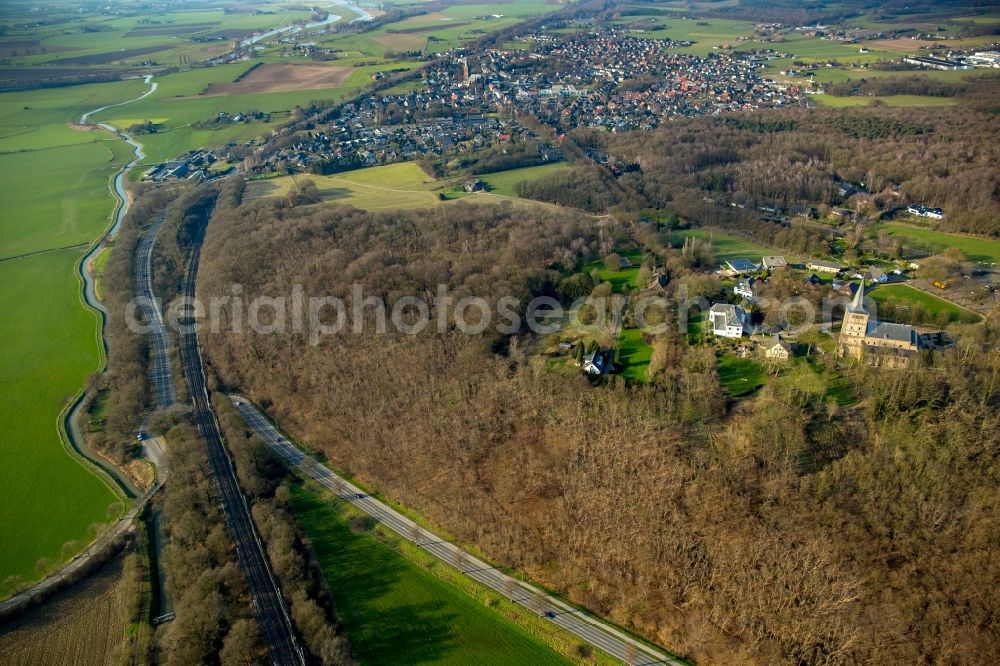 Emmerich am Rhein from the bird's eye view: Road the B 8 and the railway line Betuwe Line in Elten district in Emmerich am Rhein in North Rhine-Westphalia