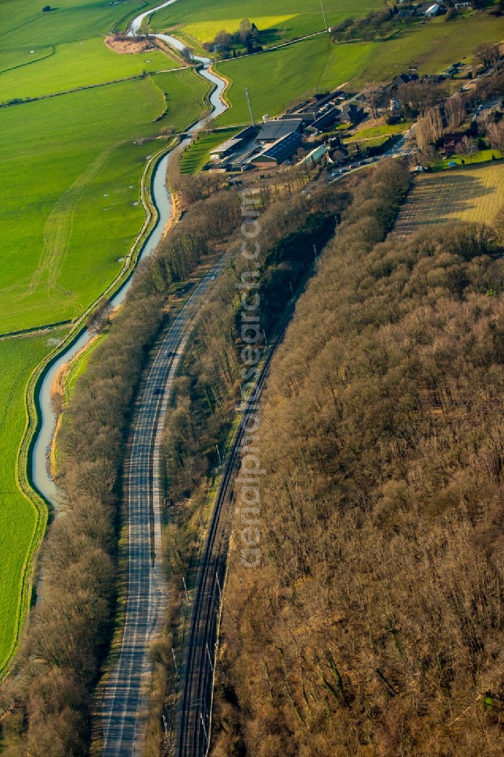 Aerial image Emmerich am Rhein - Road the B 8 and the railway line Betuwe Line in Elten district in Emmerich am Rhein in North Rhine-Westphalia