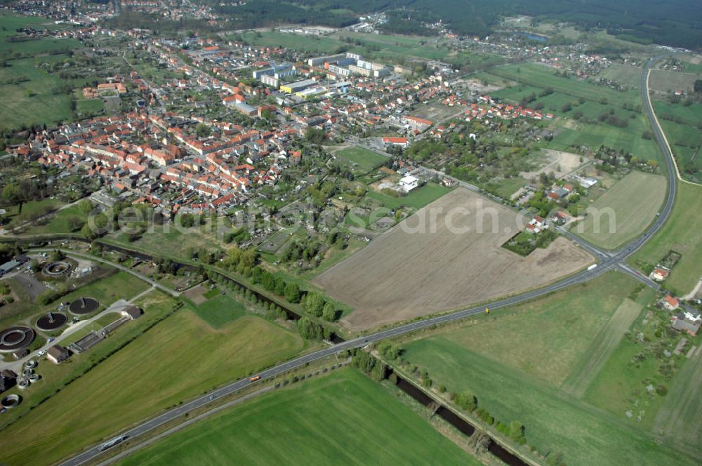 BEELITZ from the bird's eye view: Blick auf den Strassenverlauf der B2 Ortsumgehung Beelitz. Sie unterliegt dem Zuständigkeitsbereich Landesbetrieb Straßenwesen Niederlassung West Hauptsitz Potsdam, Steinstraße 104-106, 14480 Potsdam, Tel. +49(0)331 2334-0, Fax +49(0)331 2334-282, E-Mail: p.poststellels@ls.brandenburg.de; Die Projektsteuerung erfolgt durch Schüßler Plan Ingenieurgesellschaft mbH, Greifswalder Straße 80 A, 10405 Berlin, Tel. +49(0)30 42106 0, E-Mail: berlin@schuessler-plan.de