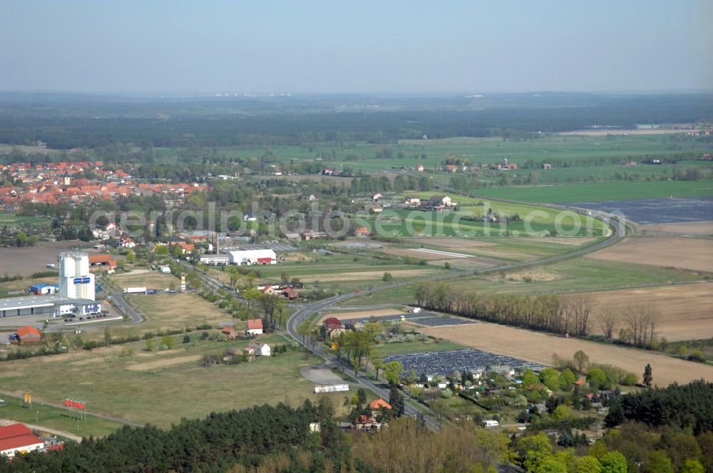 Aerial image BEELITZ - Blick auf den Strassenverlauf der B2 Ortsumgehung Beelitz. Sie unterliegt dem Zuständigkeitsbereich Landesbetrieb Straßenwesen Niederlassung West Hauptsitz Potsdam, Steinstraße 104-106, 14480 Potsdam, Tel. +49(0)331 2334-0, Fax +49(0)331 2334-282, E-Mail: p.poststellels@ls.brandenburg.de; Die Projektsteuerung erfolgt durch Schüßler Plan Ingenieurgesellschaft mbH, Greifswalder Straße 80 A, 10405 Berlin, Tel. +49(0)30 42106 0, E-Mail: berlin@schuessler-plan.de