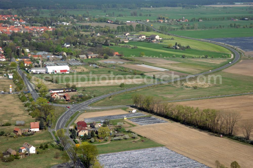 Aerial photograph BEELITZ - Blick auf den Strassenverlauf der B2 Ortsumgehung Beelitz. Sie unterliegt dem Zuständigkeitsbereich Landesbetrieb Straßenwesen Niederlassung West Hauptsitz Potsdam, Steinstraße 104-106, 14480 Potsdam, Tel. +49(0)331 2334-0, Fax +49(0)331 2334-282, E-Mail: p.poststellels@ls.brandenburg.de; Die Projektsteuerung erfolgt durch Schüßler Plan Ingenieurgesellschaft mbH, Greifswalder Straße 80 A, 10405 Berlin, Tel. +49(0)30 42106 0, E-Mail: berlin@schuessler-plan.de