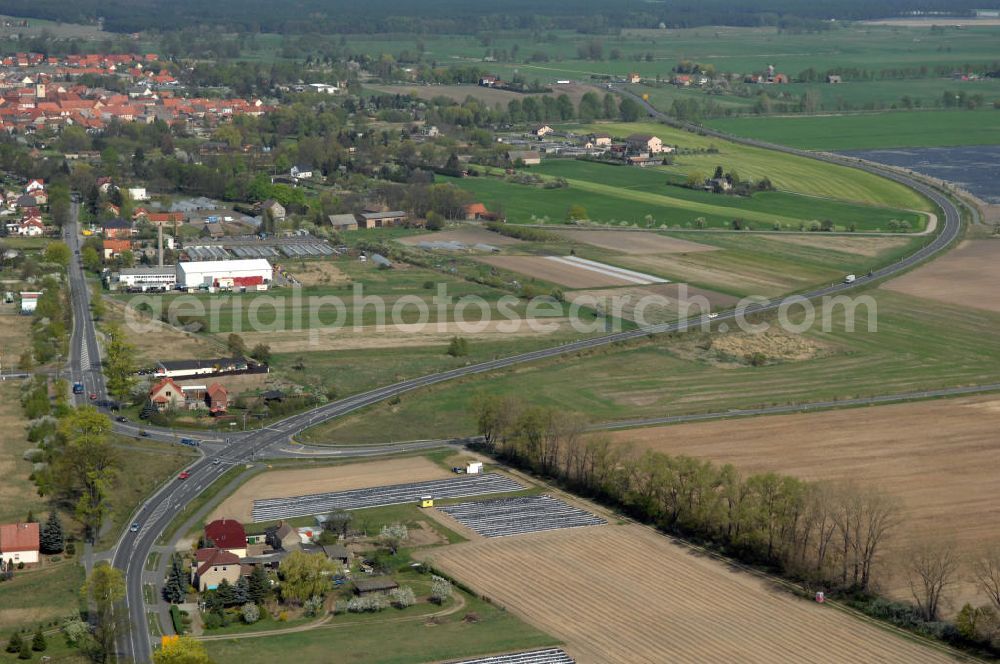 BEELITZ from above - Blick auf den Strassenverlauf der B2 Ortsumgehung Beelitz. Sie unterliegt dem Zuständigkeitsbereich Landesbetrieb Straßenwesen Niederlassung West Hauptsitz Potsdam, Steinstraße 104-106, 14480 Potsdam, Tel. +49(0)331 2334-0, Fax +49(0)331 2334-282, E-Mail: p.poststellels@ls.brandenburg.de; Die Projektsteuerung erfolgt durch Schüßler Plan Ingenieurgesellschaft mbH, Greifswalder Straße 80 A, 10405 Berlin, Tel. +49(0)30 42106 0, E-Mail: berlin@schuessler-plan.de