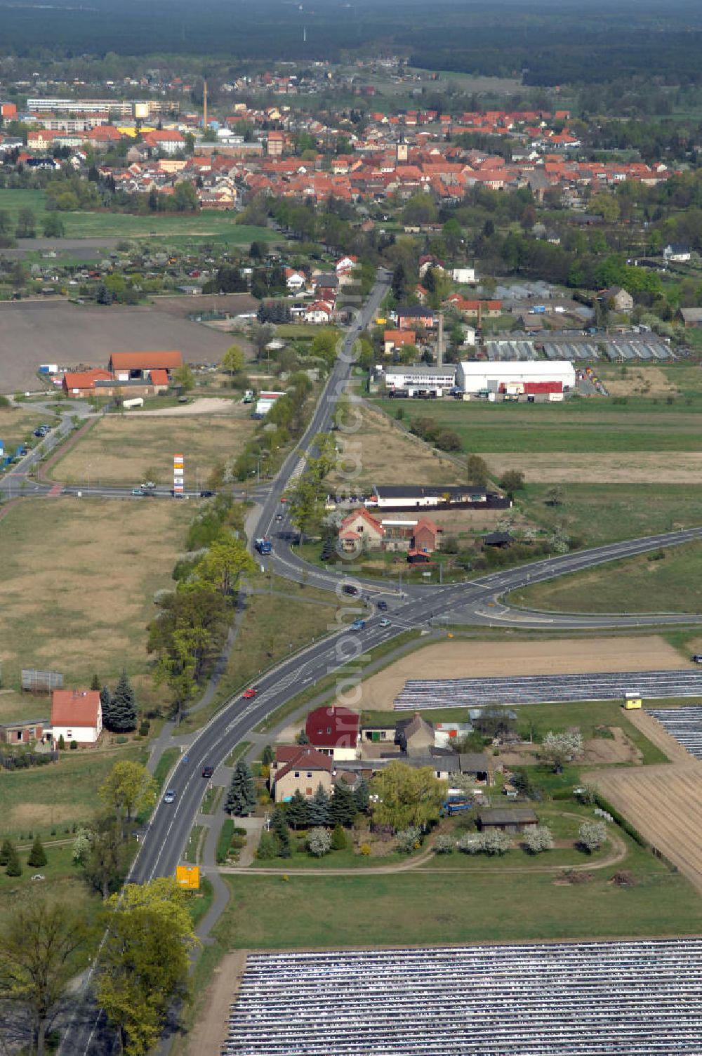 BEELITZ from the bird's eye view: Blick auf den Strassenverlauf der B2 Ortsumgehung Beelitz. Sie unterliegt dem Zuständigkeitsbereich Landesbetrieb Straßenwesen Niederlassung West Hauptsitz Potsdam, Steinstraße 104-106, 14480 Potsdam, Tel. +49(0)331 2334-0, Fax +49(0)331 2334-282, E-Mail: p.poststellels@ls.brandenburg.de; Die Projektsteuerung erfolgt durch Schüßler Plan Ingenieurgesellschaft mbH, Greifswalder Straße 80 A, 10405 Berlin, Tel. +49(0)30 42106 0, E-Mail: berlin@schuessler-plan.de