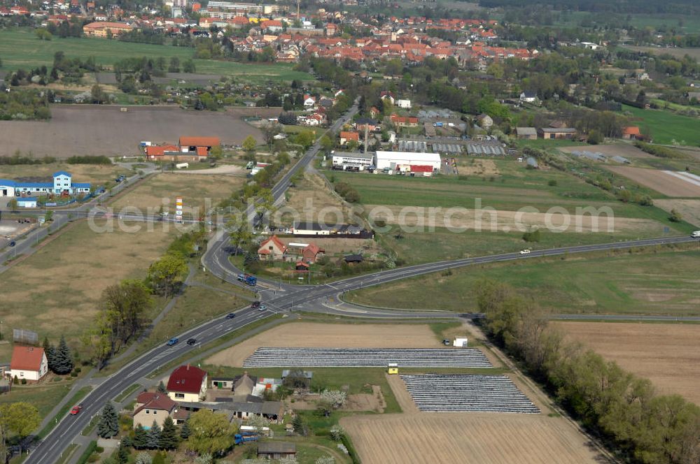 Aerial image BEELITZ - Blick auf den Strassenverlauf der B2 Ortsumgehung Beelitz. Sie unterliegt dem Zuständigkeitsbereich Landesbetrieb Straßenwesen Niederlassung West Hauptsitz Potsdam, Steinstraße 104-106, 14480 Potsdam, Tel. +49(0)331 2334-0, Fax +49(0)331 2334-282, E-Mail: p.poststellels@ls.brandenburg.de; Die Projektsteuerung erfolgt durch Schüßler Plan Ingenieurgesellschaft mbH, Greifswalder Straße 80 A, 10405 Berlin, Tel. +49(0)30 42106 0, E-Mail: berlin@schuessler-plan.de