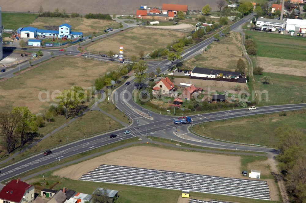 Aerial photograph BEELITZ - Blick auf den Strassenverlauf der B2 Ortsumgehung Beelitz. Sie unterliegt dem Zuständigkeitsbereich Landesbetrieb Straßenwesen Niederlassung West Hauptsitz Potsdam, Steinstraße 104-106, 14480 Potsdam, Tel. +49(0)331 2334-0, Fax +49(0)331 2334-282, E-Mail: p.poststellels@ls.brandenburg.de; Die Projektsteuerung erfolgt durch Schüßler Plan Ingenieurgesellschaft mbH, Greifswalder Straße 80 A, 10405 Berlin, Tel. +49(0)30 42106 0, E-Mail: berlin@schuessler-plan.de