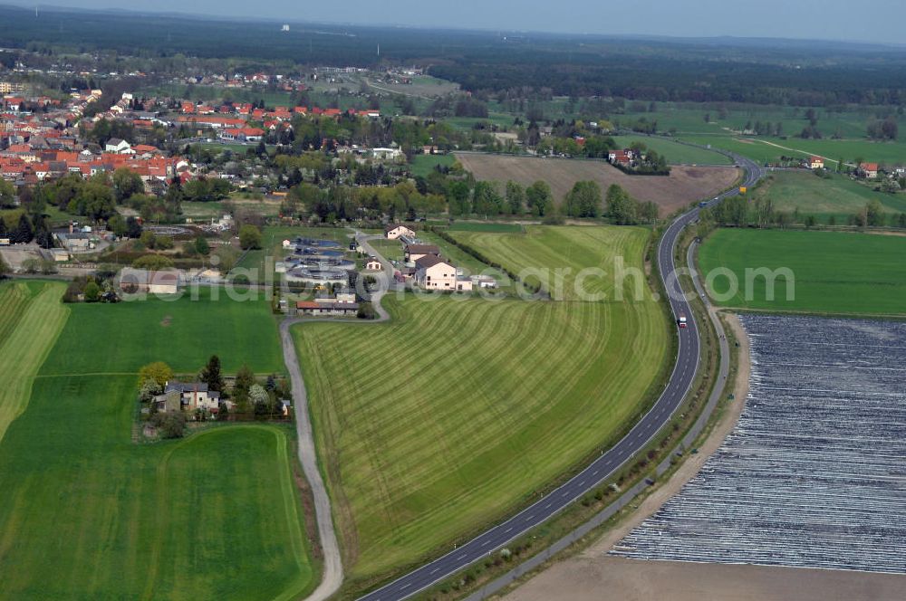 Aerial image BEELITZ - Blick auf den Strassenverlauf der B2 Ortsumgehung Beelitz. Sie unterliegt dem Zuständigkeitsbereich Landesbetrieb Straßenwesen Niederlassung West Hauptsitz Potsdam, Steinstraße 104-106, 14480 Potsdam, Tel. +49(0)331 2334-0, Fax +49(0)331 2334-282, E-Mail: p.poststellels@ls.brandenburg.de; Die Projektsteuerung erfolgt durch Schüßler Plan Ingenieurgesellschaft mbH, Greifswalder Straße 80 A, 10405 Berlin, Tel. +49(0)30 42106 0, E-Mail: berlin@schuessler-plan.de