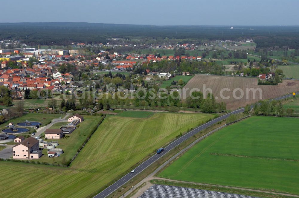 Aerial photograph BEELITZ - Blick auf den Strassenverlauf der B2 Ortsumgehung Beelitz. Sie unterliegt dem Zuständigkeitsbereich Landesbetrieb Straßenwesen Niederlassung West Hauptsitz Potsdam, Steinstraße 104-106, 14480 Potsdam, Tel. +49(0)331 2334-0, Fax +49(0)331 2334-282, E-Mail: p.poststellels@ls.brandenburg.de; Die Projektsteuerung erfolgt durch Schüßler Plan Ingenieurgesellschaft mbH, Greifswalder Straße 80 A, 10405 Berlin, Tel. +49(0)30 42106 0, E-Mail: berlin@schuessler-plan.de