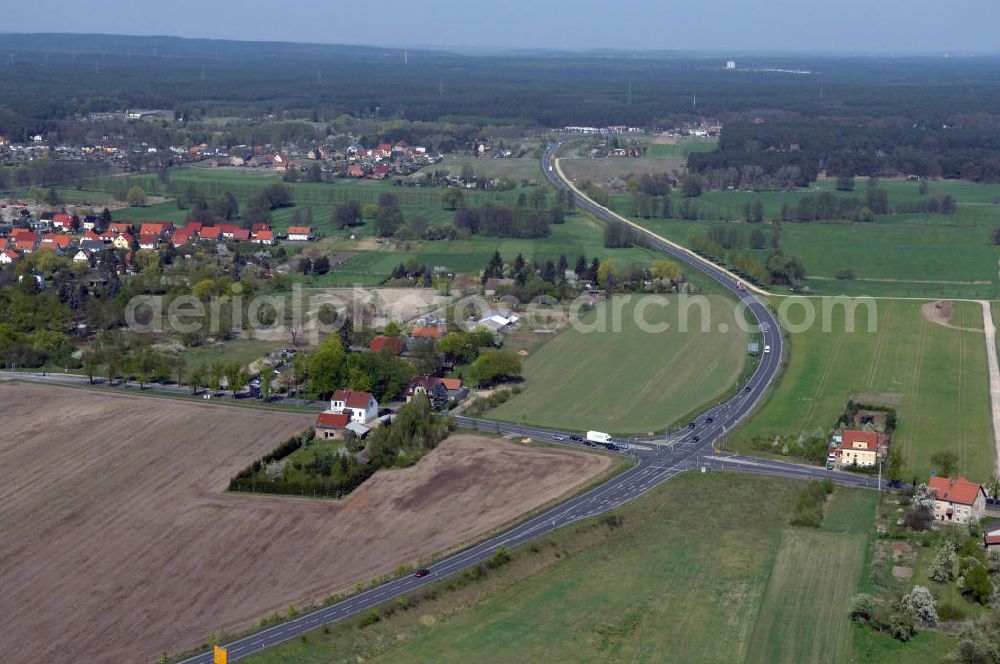 BEELITZ from above - Blick auf den Strassenverlauf der B2 Ortsumgehung Beelitz. Sie unterliegt dem Zuständigkeitsbereich Landesbetrieb Straßenwesen Niederlassung West Hauptsitz Potsdam, Steinstraße 104-106, 14480 Potsdam, Tel. +49(0)331 2334-0, Fax +49(0)331 2334-282, E-Mail: p.poststellels@ls.brandenburg.de; Die Projektsteuerung erfolgt durch Schüßler Plan Ingenieurgesellschaft mbH, Greifswalder Straße 80 A, 10405 Berlin, Tel. +49(0)30 42106 0, E-Mail: berlin@schuessler-plan.de