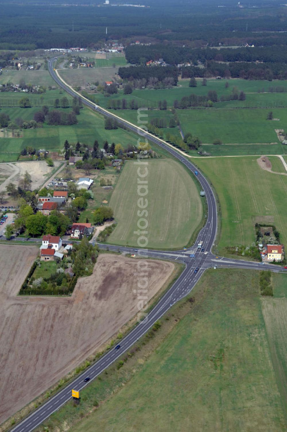 BEELITZ from the bird's eye view: Blick auf den Strassenverlauf der B2 Ortsumgehung Beelitz. Sie unterliegt dem Zuständigkeitsbereich Landesbetrieb Straßenwesen Niederlassung West Hauptsitz Potsdam, Steinstraße 104-106, 14480 Potsdam, Tel. +49(0)331 2334-0, Fax +49(0)331 2334-282, E-Mail: p.poststellels@ls.brandenburg.de; Die Projektsteuerung erfolgt durch Schüßler Plan Ingenieurgesellschaft mbH, Greifswalder Straße 80 A, 10405 Berlin, Tel. +49(0)30 42106 0, E-Mail: berlin@schuessler-plan.de