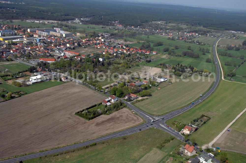 Aerial image BEELITZ - Blick auf den Strassenverlauf der B2 Ortsumgehung Beelitz. Sie unterliegt dem Zuständigkeitsbereich Landesbetrieb Straßenwesen Niederlassung West Hauptsitz Potsdam, Steinstraße 104-106, 14480 Potsdam, Tel. +49(0)331 2334-0, Fax +49(0)331 2334-282, E-Mail: p.poststellels@ls.brandenburg.de; Die Projektsteuerung erfolgt durch Schüßler Plan Ingenieurgesellschaft mbH, Greifswalder Straße 80 A, 10405 Berlin, Tel. +49(0)30 42106 0, E-Mail: berlin@schuessler-plan.de