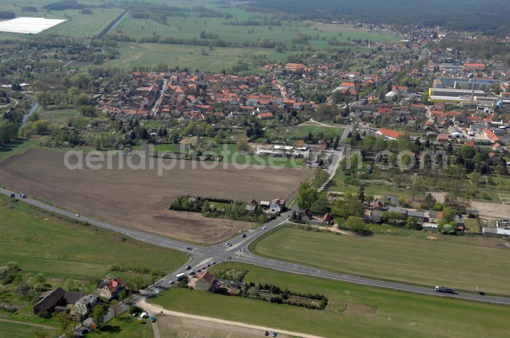 Aerial photograph BEELITZ - Blick auf den Strassenverlauf der B2 Ortsumgehung Beelitz. Sie unterliegt dem Zuständigkeitsbereich Landesbetrieb Straßenwesen Niederlassung West Hauptsitz Potsdam, Steinstraße 104-106, 14480 Potsdam, Tel. +49(0)331 2334-0, Fax +49(0)331 2334-282, E-Mail: p.poststellels@ls.brandenburg.de; Die Projektsteuerung erfolgt durch Schüßler Plan Ingenieurgesellschaft mbH, Greifswalder Straße 80 A, 10405 Berlin, Tel. +49(0)30 42106 0, E-Mail: berlin@schuessler-plan.de