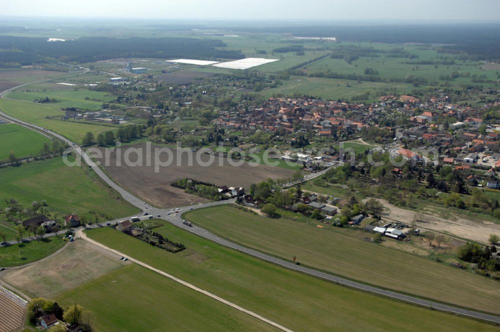 BEELITZ from above - Blick auf den Strassenverlauf der B2 Ortsumgehung Beelitz. Sie unterliegt dem Zuständigkeitsbereich Landesbetrieb Straßenwesen Niederlassung West Hauptsitz Potsdam, Steinstraße 104-106, 14480 Potsdam, Tel. +49(0)331 2334-0, Fax +49(0)331 2334-282, E-Mail: p.poststellels@ls.brandenburg.de; Die Projektsteuerung erfolgt durch Schüßler Plan Ingenieurgesellschaft mbH, Greifswalder Straße 80 A, 10405 Berlin, Tel. +49(0)30 42106 0, E-Mail: berlin@schuessler-plan.de