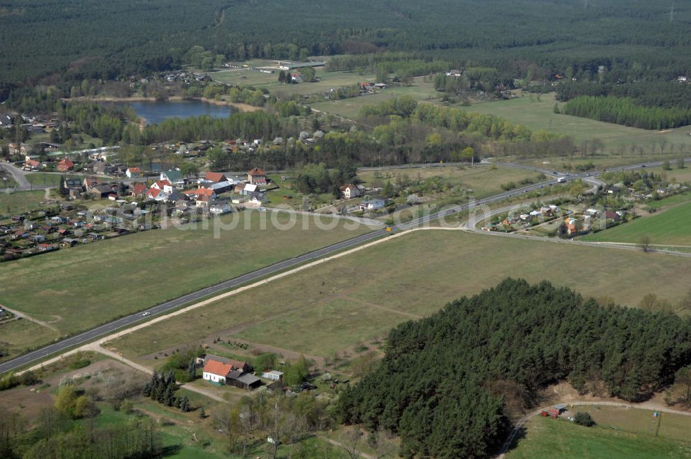 BEELITZ from the bird's eye view: Blick auf den Strassenverlauf der B2 Ortsumgehung Beelitz. Sie unterliegt dem Zuständigkeitsbereich Landesbetrieb Straßenwesen Niederlassung West Hauptsitz Potsdam, Steinstraße 104-106, 14480 Potsdam, Tel. +49(0)331 2334-0, Fax +49(0)331 2334-282, E-Mail: p.poststellels@ls.brandenburg.de; Die Projektsteuerung erfolgt durch Schüßler Plan Ingenieurgesellschaft mbH, Greifswalder Straße 80 A, 10405 Berlin, Tel. +49(0)30 42106 0, E-Mail: berlin@schuessler-plan.de