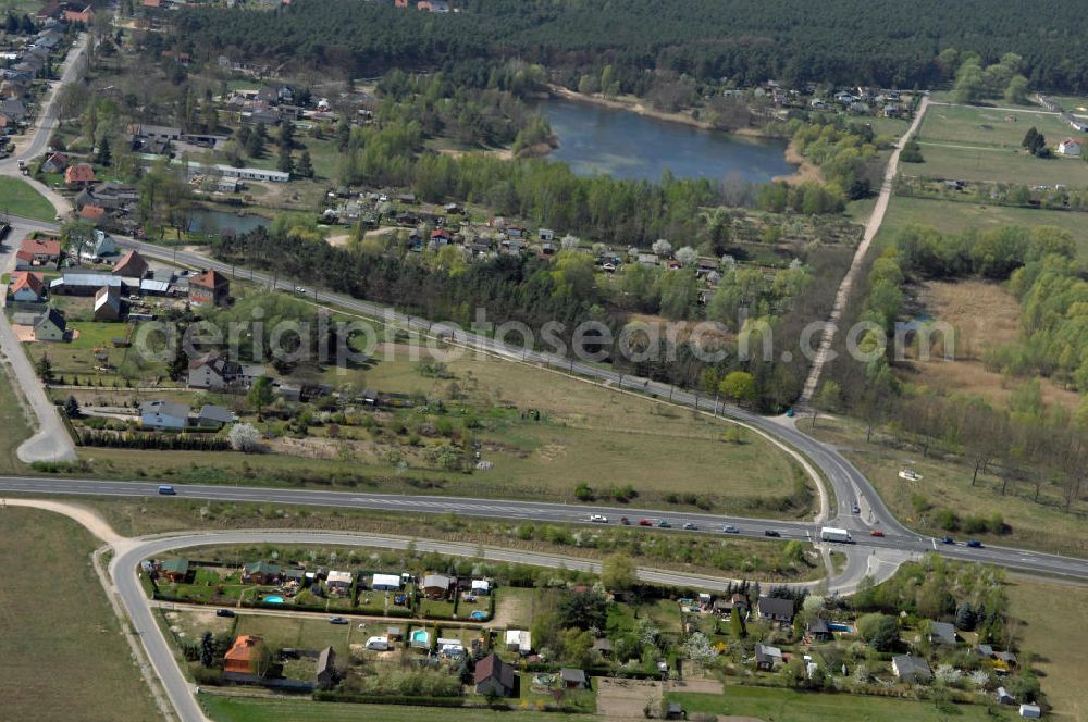 Aerial image BEELITZ - Blick auf den Strassenverlauf der B2 Ortsumgehung Beelitz. Sie unterliegt dem Zuständigkeitsbereich Landesbetrieb Straßenwesen Niederlassung West Hauptsitz Potsdam, Steinstraße 104-106, 14480 Potsdam, Tel. +49(0)331 2334-0, Fax +49(0)331 2334-282, E-Mail: p.poststellels@ls.brandenburg.de; Die Projektsteuerung erfolgt durch Schüßler Plan Ingenieurgesellschaft mbH, Greifswalder Straße 80 A, 10405 Berlin, Tel. +49(0)30 42106 0, E-Mail: berlin@schuessler-plan.de