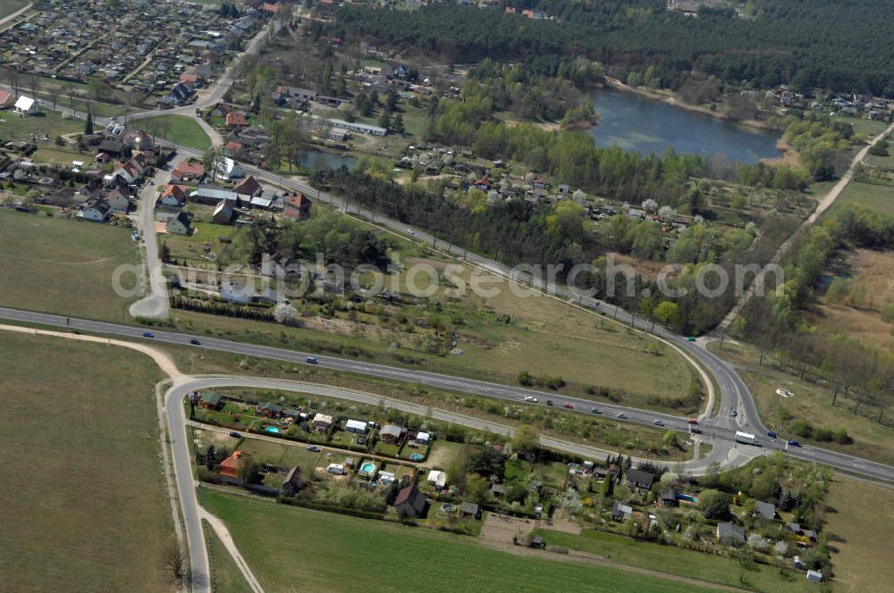 Aerial photograph BEELITZ - Blick auf den Strassenverlauf der B2 Ortsumgehung Beelitz. Sie unterliegt dem Zuständigkeitsbereich Landesbetrieb Straßenwesen Niederlassung West Hauptsitz Potsdam, Steinstraße 104-106, 14480 Potsdam, Tel. +49(0)331 2334-0, Fax +49(0)331 2334-282, E-Mail: p.poststellels@ls.brandenburg.de; Die Projektsteuerung erfolgt durch Schüßler Plan Ingenieurgesellschaft mbH, Greifswalder Straße 80 A, 10405 Berlin, Tel. +49(0)30 42106 0, E-Mail: berlin@schuessler-plan.de