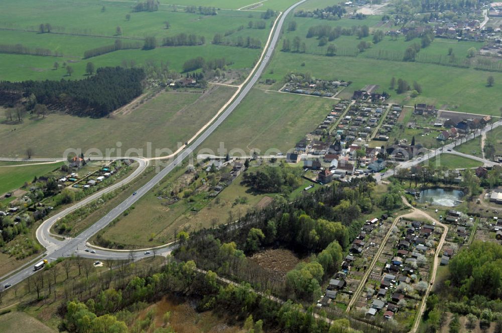 BEELITZ from above - Blick auf den Strassenverlauf der B2 Ortsumgehung Beelitz. Sie unterliegt dem Zuständigkeitsbereich Landesbetrieb Straßenwesen Niederlassung West Hauptsitz Potsdam, Steinstraße 104-106, 14480 Potsdam, Tel. +49(0)331 2334-0, Fax +49(0)331 2334-282, E-Mail: p.poststellels@ls.brandenburg.de; Die Projektsteuerung erfolgt durch Schüßler Plan Ingenieurgesellschaft mbH, Greifswalder Straße 80 A, 10405 Berlin, Tel. +49(0)30 42106 0, E-Mail: berlin@schuessler-plan.de