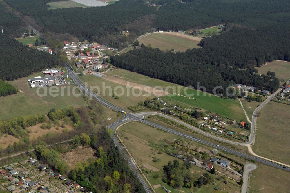 Aerial image BEELITZ - Blick auf den Strassenverlauf der B2 Ortsumgehung Beelitz. Sie unterliegt dem Zuständigkeitsbereich Landesbetrieb Straßenwesen Niederlassung West Hauptsitz Potsdam, Steinstraße 104-106, 14480 Potsdam, Tel. +49(0)331 2334-0, Fax +49(0)331 2334-282, E-Mail: p.poststellels@ls.brandenburg.de; Die Projektsteuerung erfolgt durch Schüßler Plan Ingenieurgesellschaft mbH, Greifswalder Straße 80 A, 10405 Berlin, Tel. +49(0)30 42106 0, E-Mail: berlin@schuessler-plan.de