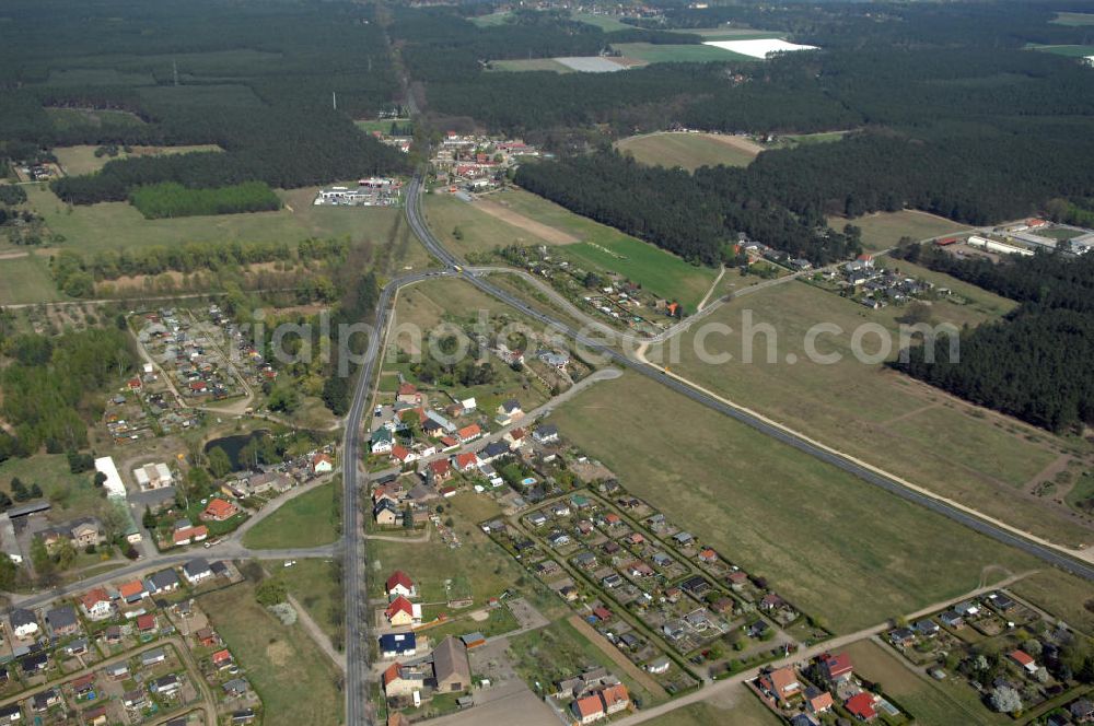 Aerial photograph BEELITZ - Blick auf den Strassenverlauf der B2 Ortsumgehung Beelitz. Sie unterliegt dem Zuständigkeitsbereich Landesbetrieb Straßenwesen Niederlassung West Hauptsitz Potsdam, Steinstraße 104-106, 14480 Potsdam, Tel. +49(0)331 2334-0, Fax +49(0)331 2334-282, E-Mail: p.poststellels@ls.brandenburg.de; Die Projektsteuerung erfolgt durch Schüßler Plan Ingenieurgesellschaft mbH, Greifswalder Straße 80 A, 10405 Berlin, Tel. +49(0)30 42106 0, E-Mail: berlin@schuessler-plan.de