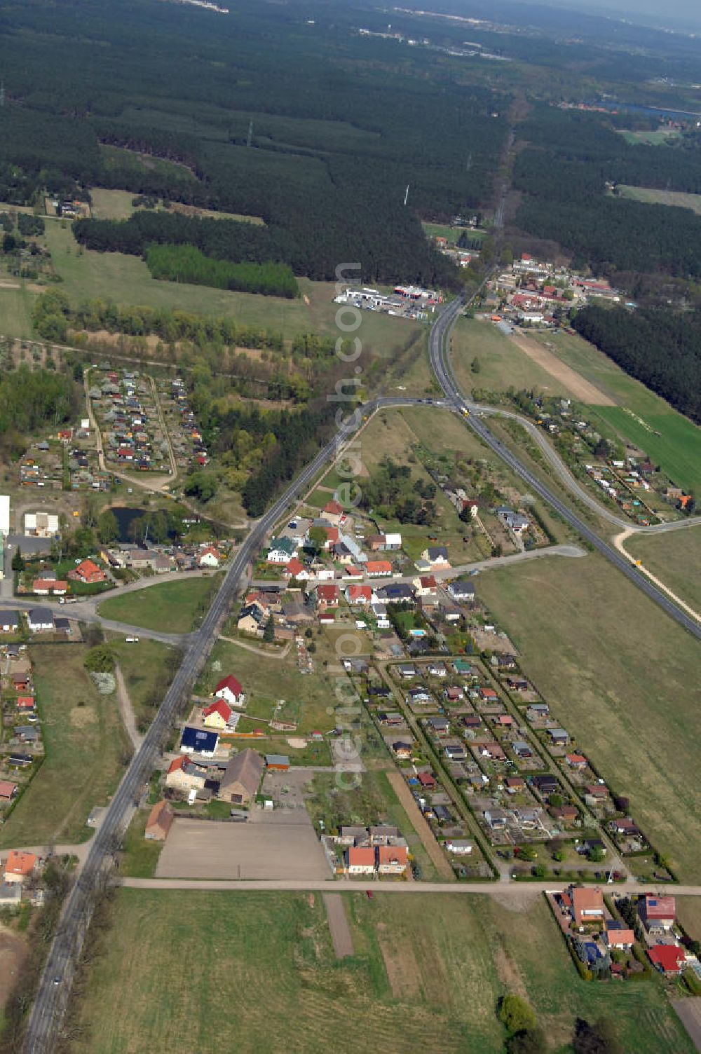 BEELITZ from above - Blick auf den Strassenverlauf der B2 Ortsumgehung Beelitz. Sie unterliegt dem Zuständigkeitsbereich Landesbetrieb Straßenwesen Niederlassung West Hauptsitz Potsdam, Steinstraße 104-106, 14480 Potsdam, Tel. +49(0)331 2334-0, Fax +49(0)331 2334-282, E-Mail: p.poststellels@ls.brandenburg.de; Die Projektsteuerung erfolgt durch Schüßler Plan Ingenieurgesellschaft mbH, Greifswalder Straße 80 A, 10405 Berlin, Tel. +49(0)30 42106 0, E-Mail: berlin@schuessler-plan.de