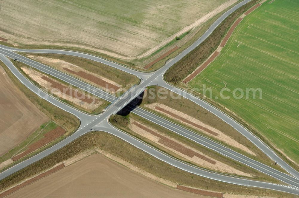 Aerial photograph BENSDORF - Blick auf den Strassenverlauf der L96 Ortsumgehung Bensdorf. Sie unterliegt dem Zuständigkeitsbereich Landesbetrieb Straßenwesen Niederlassung West Hauptsitz Potsdam, Steinstraße 104-106, 14480 Potsdam, Tel. +49(0)331 2334-0, Fax +49(0)331 2334-282, E-Mail: p.poststellels@ls.brandenburg.de; Die Projektsteuerung erfolgt durch Schüßler Plan Ingenieurgesellschaft mbH, Greifswalder Straße 80 A, 10405 Berlin, Tel. +49(0)30 42106 0, E-Mail: berlin@schuessler-plan.de