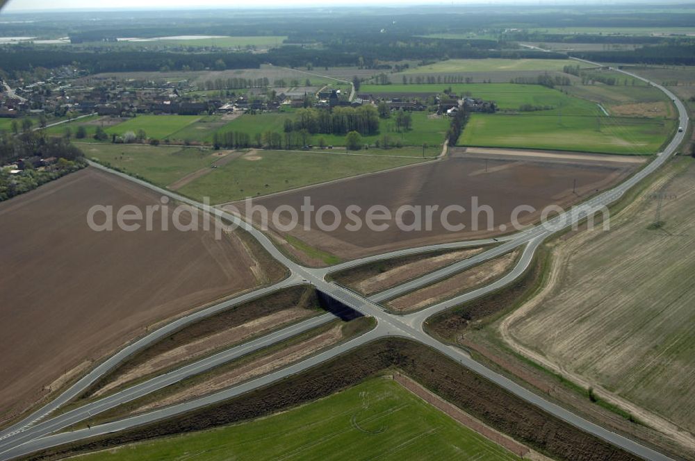 BENSDORF from above - Blick auf den Strassenverlauf der L96 Ortsumgehung Bensdorf. Sie unterliegt dem Zuständigkeitsbereich Landesbetrieb Straßenwesen Niederlassung West Hauptsitz Potsdam, Steinstraße 104-106, 14480 Potsdam, Tel. +49(0)331 2334-0, Fax +49(0)331 2334-282, E-Mail: p.poststellels@ls.brandenburg.de; Die Projektsteuerung erfolgt durch Schüßler Plan Ingenieurgesellschaft mbH, Greifswalder Straße 80 A, 10405 Berlin, Tel. +49(0)30 42106 0, E-Mail: berlin@schuessler-plan.de