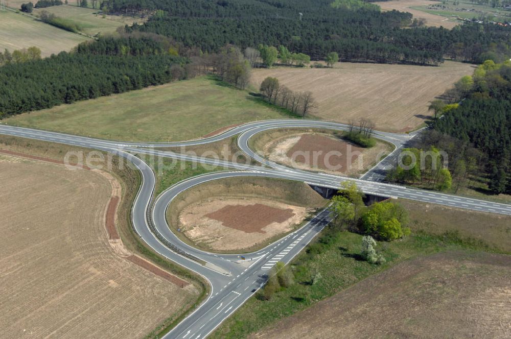 Aerial photograph BENSDORF - Blick auf den Strassenverlauf der L96 Ortsumgehung Bensdorf. Sie unterliegt dem Zuständigkeitsbereich Landesbetrieb Straßenwesen Niederlassung West Hauptsitz Potsdam, Steinstraße 104-106, 14480 Potsdam, Tel. +49(0)331 2334-0, Fax +49(0)331 2334-282, E-Mail: p.poststellels@ls.brandenburg.de; Die Projektsteuerung erfolgt durch Schüßler Plan Ingenieurgesellschaft mbH, Greifswalder Straße 80 A, 10405 Berlin, Tel. +49(0)30 42106 0, E-Mail: berlin@schuessler-plan.de