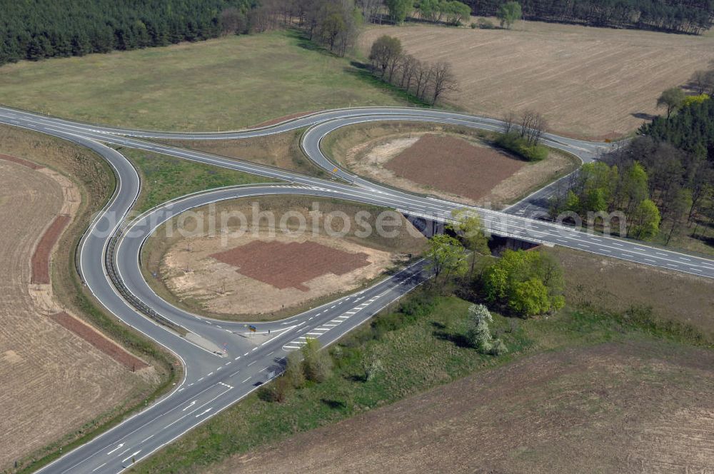 BENSDORF from above - Blick auf den Strassenverlauf der L96 Ortsumgehung Bensdorf. Sie unterliegt dem Zuständigkeitsbereich Landesbetrieb Straßenwesen Niederlassung West Hauptsitz Potsdam, Steinstraße 104-106, 14480 Potsdam, Tel. +49(0)331 2334-0, Fax +49(0)331 2334-282, E-Mail: p.poststellels@ls.brandenburg.de; Die Projektsteuerung erfolgt durch Schüßler Plan Ingenieurgesellschaft mbH, Greifswalder Straße 80 A, 10405 Berlin, Tel. +49(0)30 42106 0, E-Mail: berlin@schuessler-plan.de