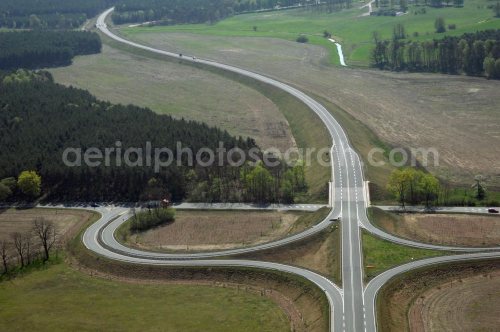 Aerial photograph BENSDORF - Blick auf den Strassenverlauf der L96 Ortsumgehung Bensdorf. Sie unterliegt dem Zuständigkeitsbereich Landesbetrieb Straßenwesen Niederlassung West Hauptsitz Potsdam, Steinstraße 104-106, 14480 Potsdam, Tel. +49(0)331 2334-0, Fax +49(0)331 2334-282, E-Mail: p.poststellels@ls.brandenburg.de; Die Projektsteuerung erfolgt durch Schüßler Plan Ingenieurgesellschaft mbH, Greifswalder Straße 80 A, 10405 Berlin, Tel. +49(0)30 42106 0, E-Mail: berlin@schuessler-plan.de