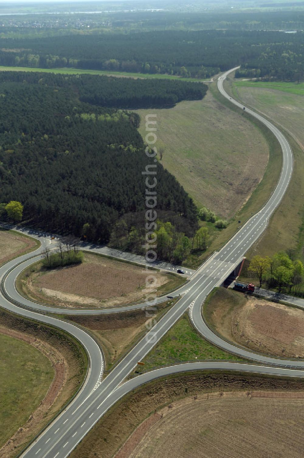 BENSDORF from above - Blick auf den Strassenverlauf der L96 Ortsumgehung Bensdorf. Sie unterliegt dem Zuständigkeitsbereich Landesbetrieb Straßenwesen Niederlassung West Hauptsitz Potsdam, Steinstraße 104-106, 14480 Potsdam, Tel. +49(0)331 2334-0, Fax +49(0)331 2334-282, E-Mail: p.poststellels@ls.brandenburg.de; Die Projektsteuerung erfolgt durch Schüßler Plan Ingenieurgesellschaft mbH, Greifswalder Straße 80 A, 10405 Berlin, Tel. +49(0)30 42106 0, E-Mail: berlin@schuessler-plan.de