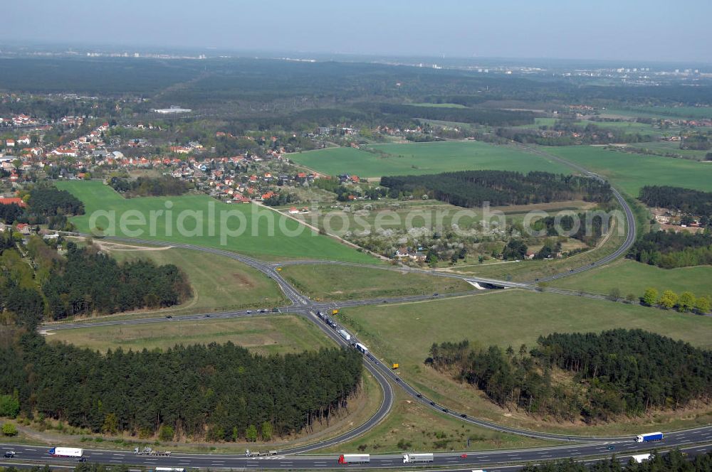 MICHENDORF from the bird's eye view: Blick auf den Strassenverlauf der B2 Ortsumgehung Michendorf. Sie unterliegt dem Zuständigkeitsbereich Landesbetrieb Straßenwesen Niederlassung West Hauptsitz Potsdam, Steinstraße 104-106, 14480 Potsdam, Tel. +49(0)331 2334-0, Fax +49(0)331 2334-282, E-Mail: p.poststellels@ls.brandenburg.de; Die Projektsteuerung erfolgt durch Schüßler Plan Ingenieurgesellschaft mbH, Greifswalder Straße 80 A, 10405 Berlin, Tel. +49(0)30 42106 0, E-Mail: berlin@schuessler-plan.de