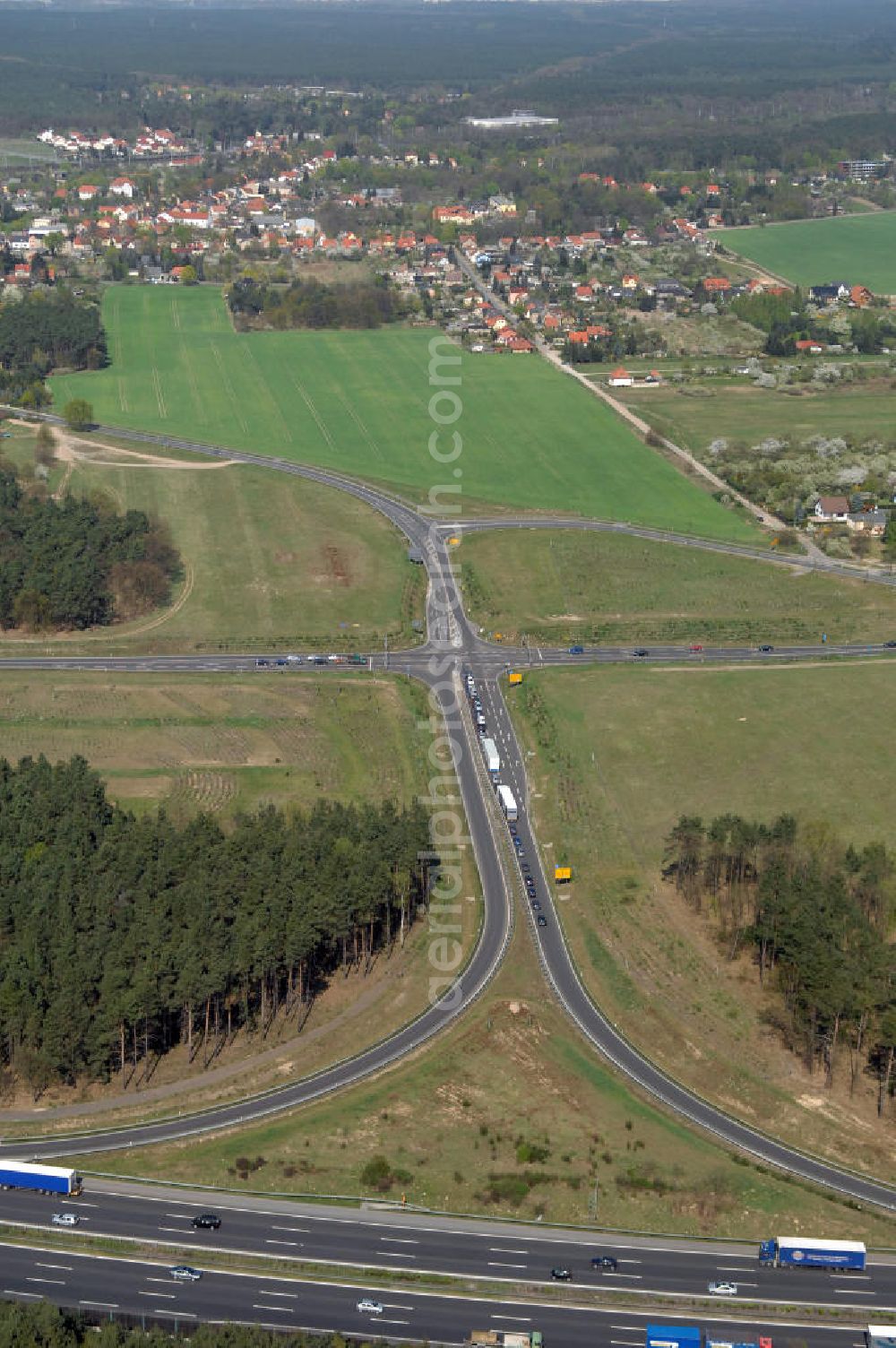 Aerial photograph MICHENDORF - Blick auf den Strassenverlauf der B2 Ortsumgehung Michendorf. Sie unterliegt dem Zuständigkeitsbereich Landesbetrieb Straßenwesen Niederlassung West Hauptsitz Potsdam, Steinstraße 104-106, 14480 Potsdam, Tel. +49(0)331 2334-0, Fax +49(0)331 2334-282, E-Mail: p.poststellels@ls.brandenburg.de; Die Projektsteuerung erfolgt durch Schüßler Plan Ingenieurgesellschaft mbH, Greifswalder Straße 80 A, 10405 Berlin, Tel. +49(0)30 42106 0, E-Mail: berlin@schuessler-plan.de