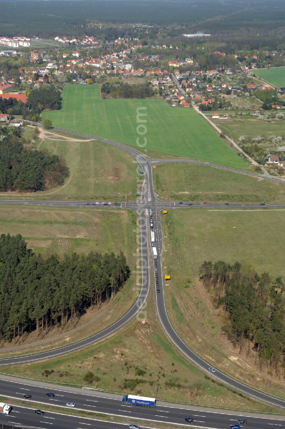 MICHENDORF from above - Blick auf den Strassenverlauf der B2 Ortsumgehung Michendorf. Sie unterliegt dem Zuständigkeitsbereich Landesbetrieb Straßenwesen Niederlassung West Hauptsitz Potsdam, Steinstraße 104-106, 14480 Potsdam, Tel. +49(0)331 2334-0, Fax +49(0)331 2334-282, E-Mail: p.poststellels@ls.brandenburg.de; Die Projektsteuerung erfolgt durch Schüßler Plan Ingenieurgesellschaft mbH, Greifswalder Straße 80 A, 10405 Berlin, Tel. +49(0)30 42106 0, E-Mail: berlin@schuessler-plan.de