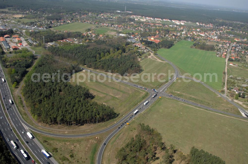 MICHENDORF from the bird's eye view: Blick auf den Strassenverlauf der B2 Ortsumgehung Michendorf. Sie unterliegt dem Zuständigkeitsbereich Landesbetrieb Straßenwesen Niederlassung West Hauptsitz Potsdam, Steinstraße 104-106, 14480 Potsdam, Tel. +49(0)331 2334-0, Fax +49(0)331 2334-282, E-Mail: p.poststellels@ls.brandenburg.de; Die Projektsteuerung erfolgt durch Schüßler Plan Ingenieurgesellschaft mbH, Greifswalder Straße 80 A, 10405 Berlin, Tel. +49(0)30 42106 0, E-Mail: berlin@schuessler-plan.de